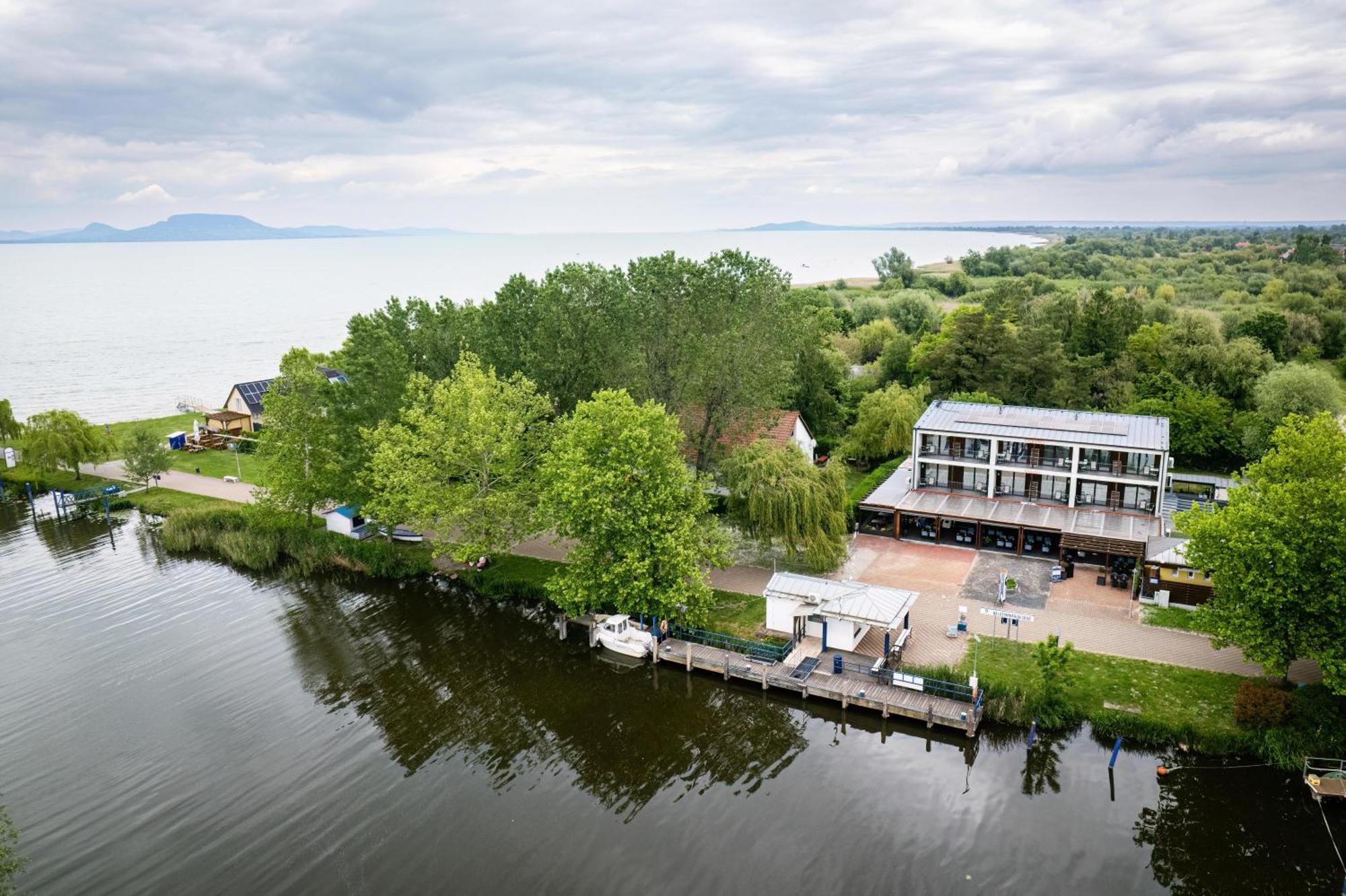 Port Etterem&Panzio Bed and Breakfast Balatonmáriafürdő Exteriör bild